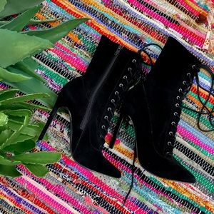 Steve Madden Satisfied Lace Up Suede Black Boot 7